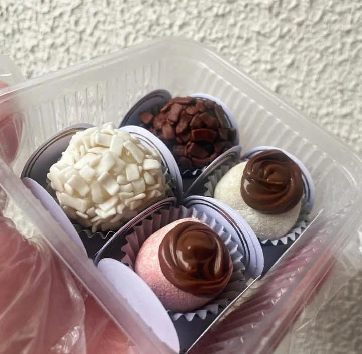 Quatro docinhos de festa, brigadeiro de ninho com nutella, brigadeiro rosa com nutella, brigadeiro Tradicional e beijinho